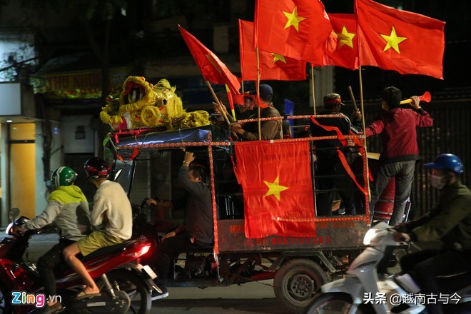 越南男足又赢了，赛后当地球迷半夜上街庆祝，通宵狂欢