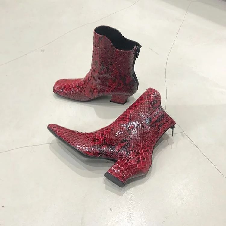 看见今年秋冬必入的第一双靴子，我方了……