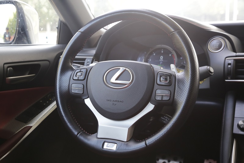 雷克萨斯IS300体验报告：我没法再做一个“肉人”