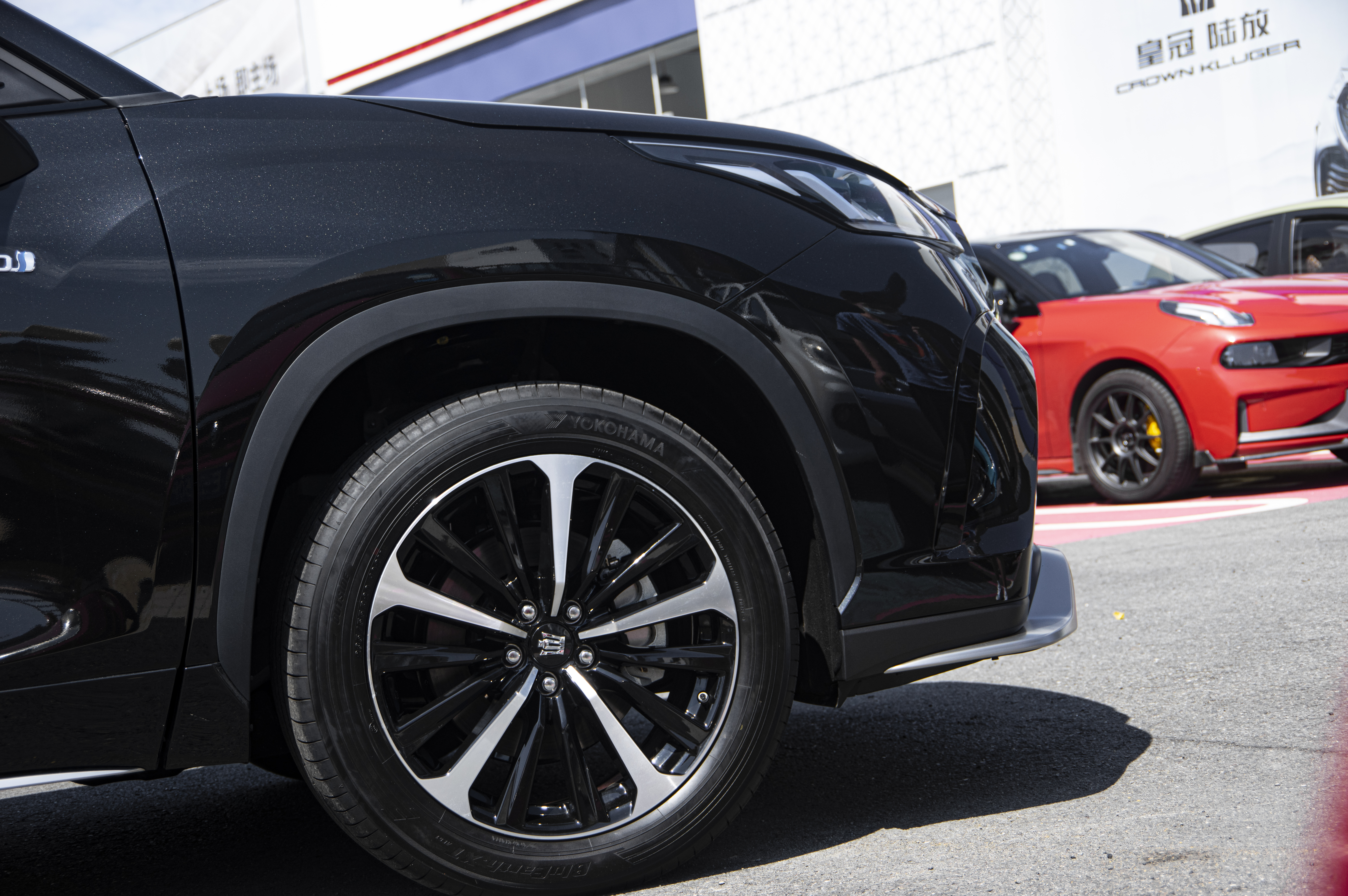 皇冠陆放银色到店实拍,皇冠陆放七座混动版2021长宽高