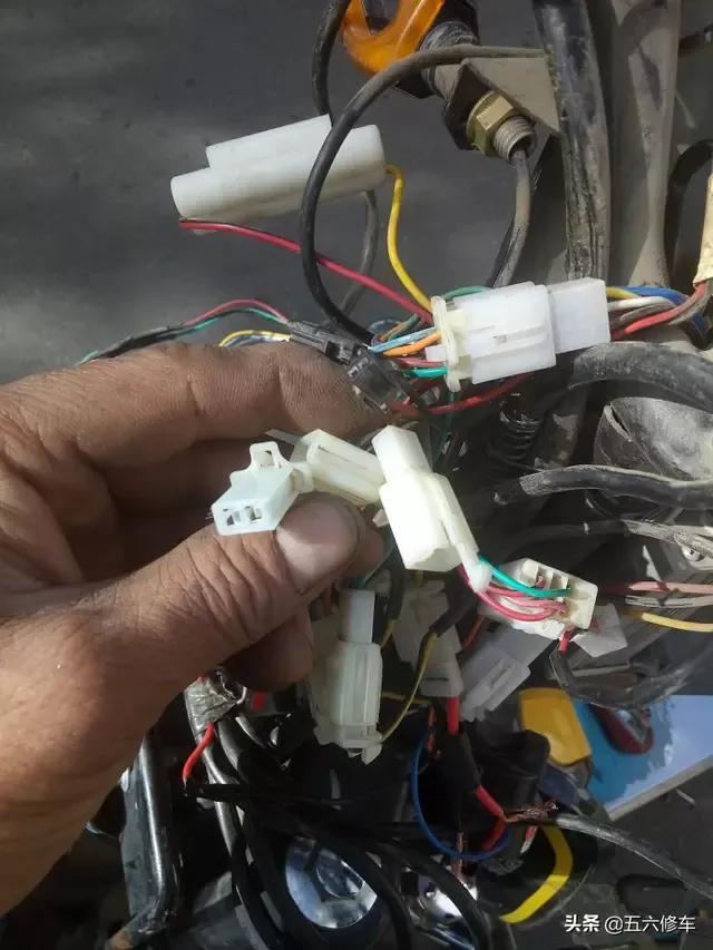 下雨电动车开大灯就不走怎么回事,电动车一开大灯就不走