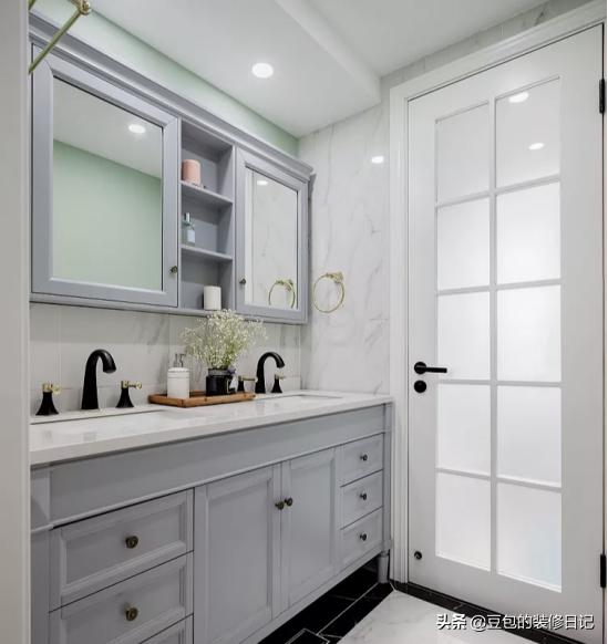 卫生间镜柜半开放好还是全镜面好,卫生间挂墙镜柜选什么材质的好