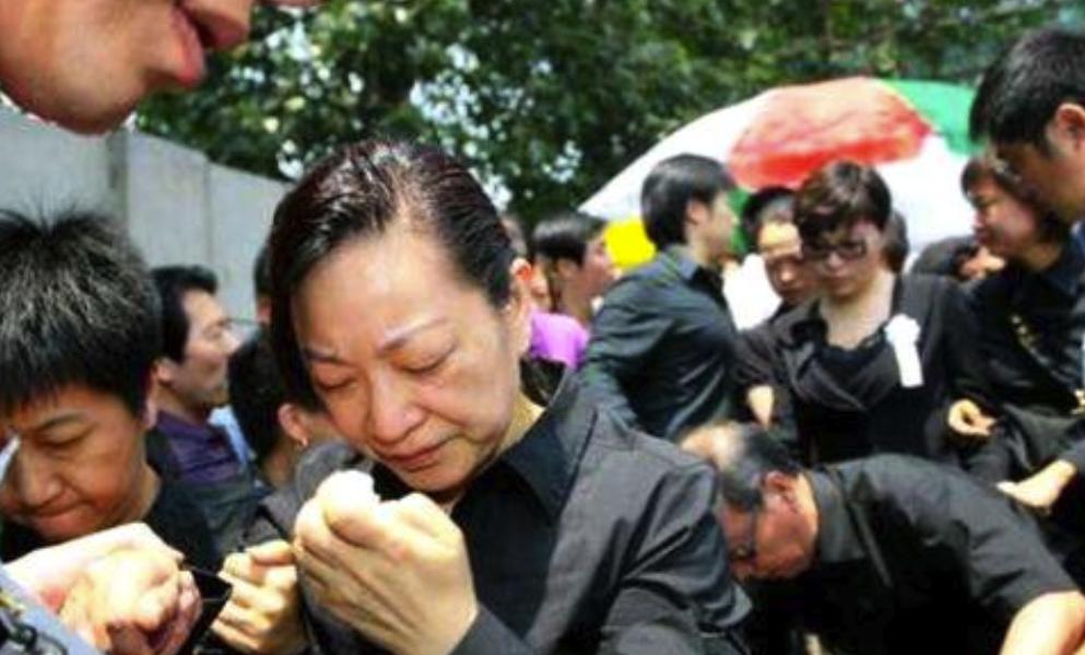 曾是央视国脸，去世11年母亲至今不知，妻子改嫁富商儿子成这样