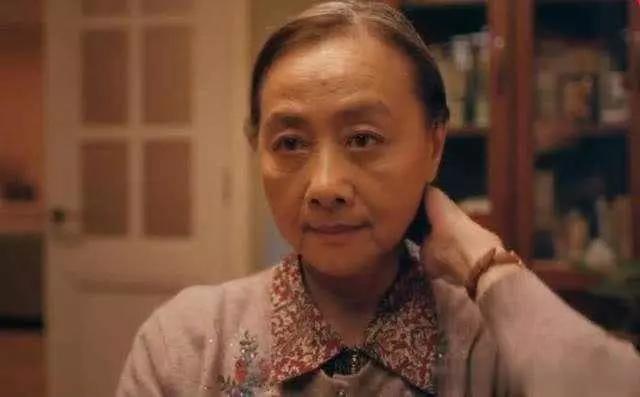 《囧妈》:得体的亲子关系,不需要靠一个狗熊来重构