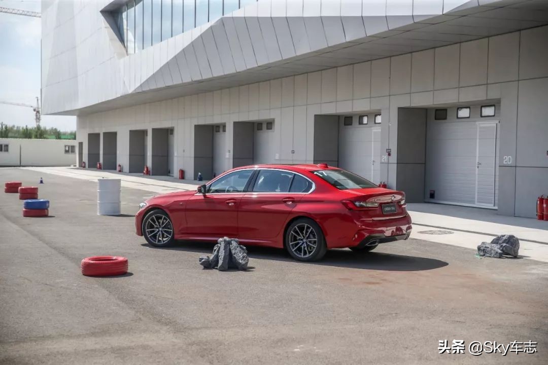 宝马新3系赛道体验+长途试驾之后，建议你千万不要轻易入手