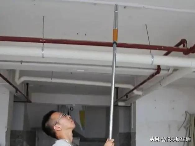 吊顶打孔怎么样才能打不到龙骨,吊顶上打孔需要注意什么