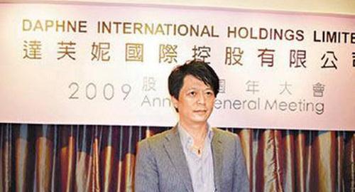 一代鞋王轰然倒塌谁扔下了达芙妮,一代鞋王达芙妮退出线下零售