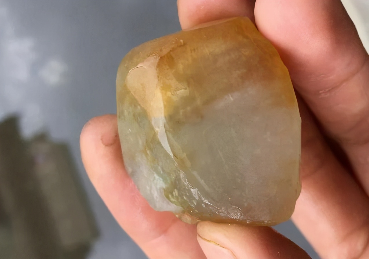 俏色巧雕翡翠金丝猴,底子细种老水头短的翡翠