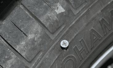 轮胎被钉子扎了怎么解决,轮胎被钉子扎了咋处理