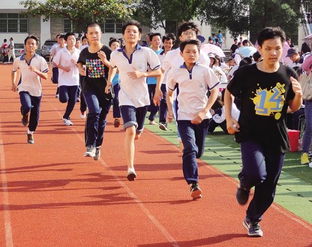 体育跑步怎么跑最快而不累100米,体育老师教正确的跑步姿势