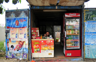 100个人里有几个有钱的,100个人每个人拿10000出来存银行