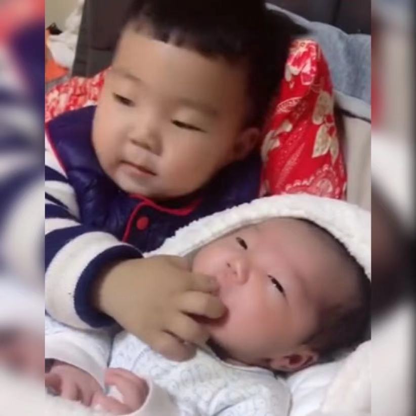 超有爱哥哥哄妹妹,超有爱哥哥