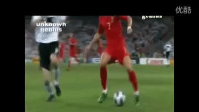 球王假装老人踢足球,内马尔假摔和c罗假摔哪个多