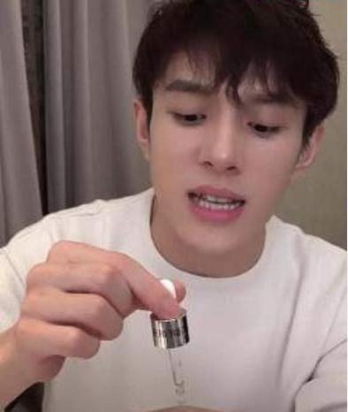 李佳琦晒出自用的精华液，一瓶才不到50块，被称为平价兰蔻