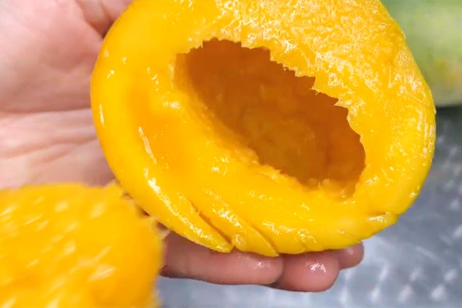 芒果的正确打开方式不用脏手,芒果可以怎样剥皮不用刀不用牙签