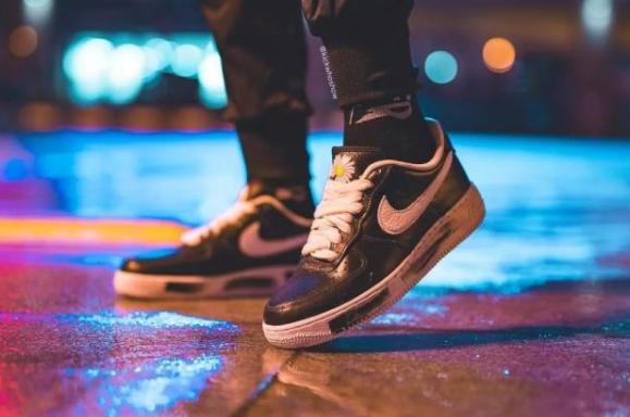 权志龙跟nike联名的鞋子,权志龙小雏菊联名鞋发售时间