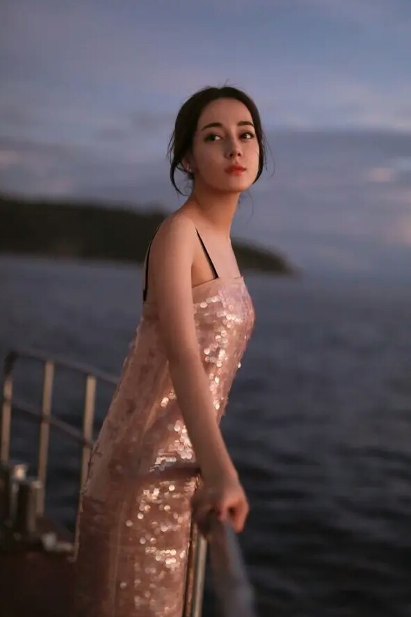 男朋友纠结穿吊带里面穿什么,男朋友介意自己穿露肩的衣服