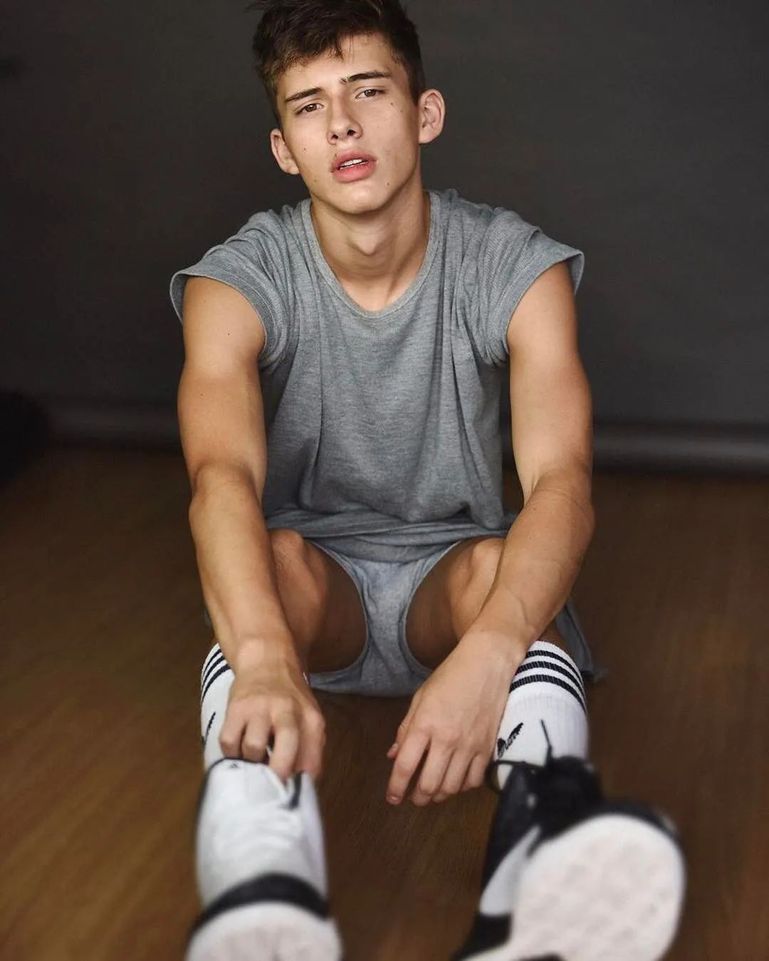 巴西小伙年轻时视频,巴西小男孩帅气