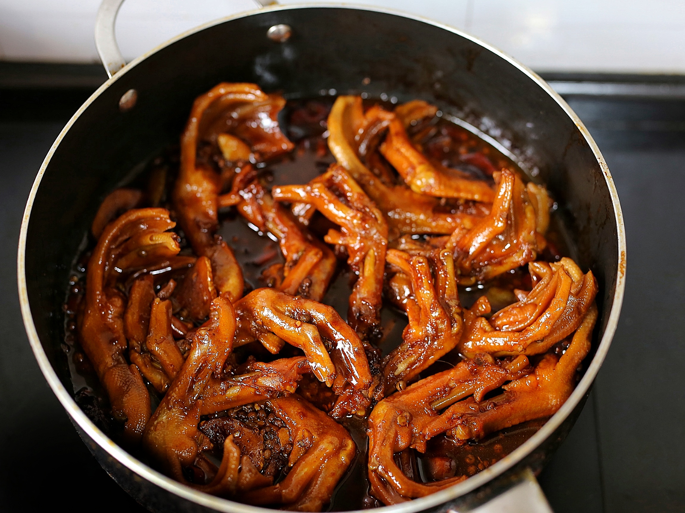 想吃卤鸭掌学会这方法就够了,想吃卤鸡爪教你在家做做法简单