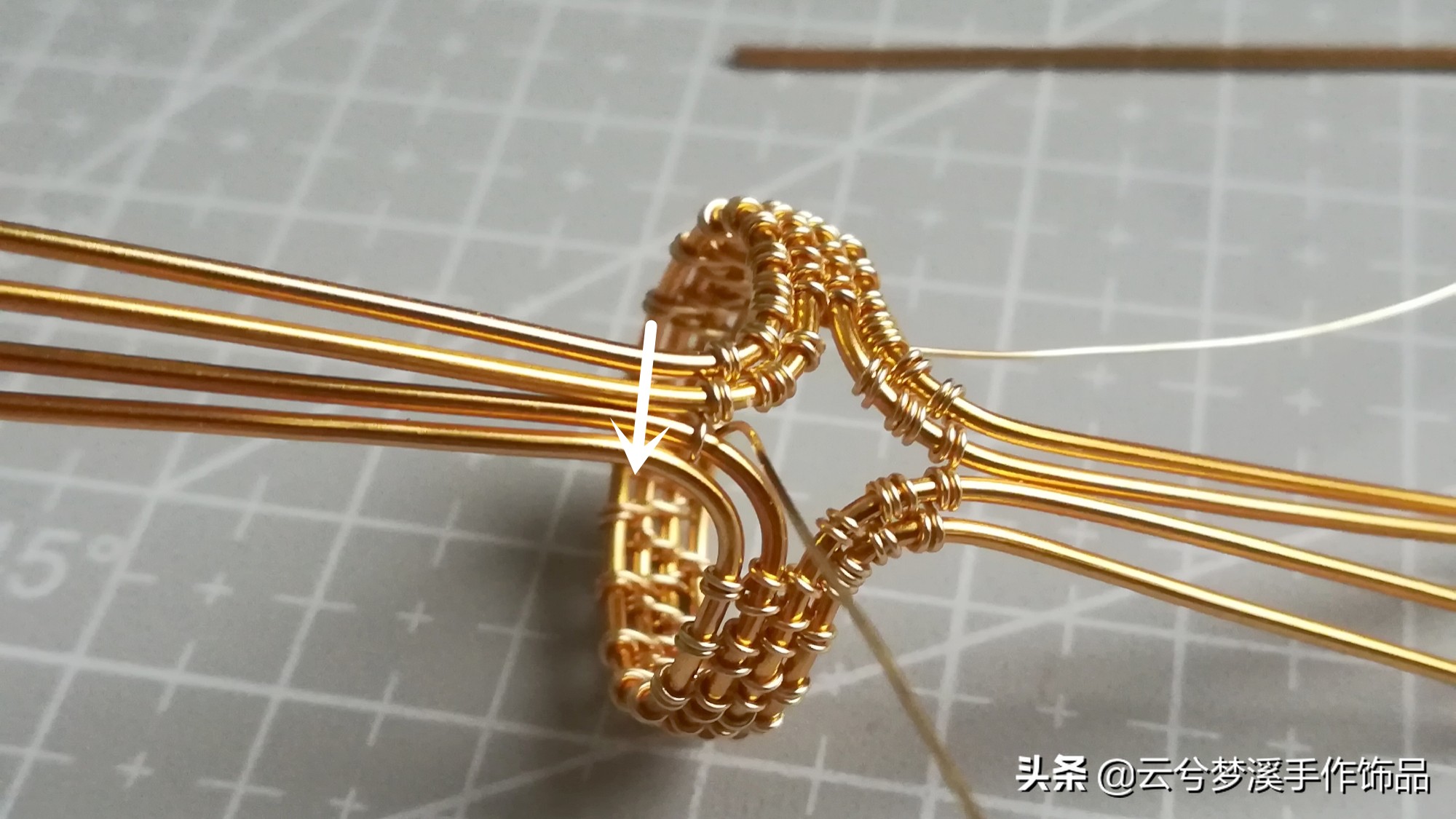 戒指最简单的绕线方法,一根扭扭棒蓝宝石戒指教程