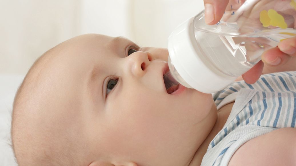 宝宝噎着了怎么办快速解决,宝宝爱呛奶怎么喂