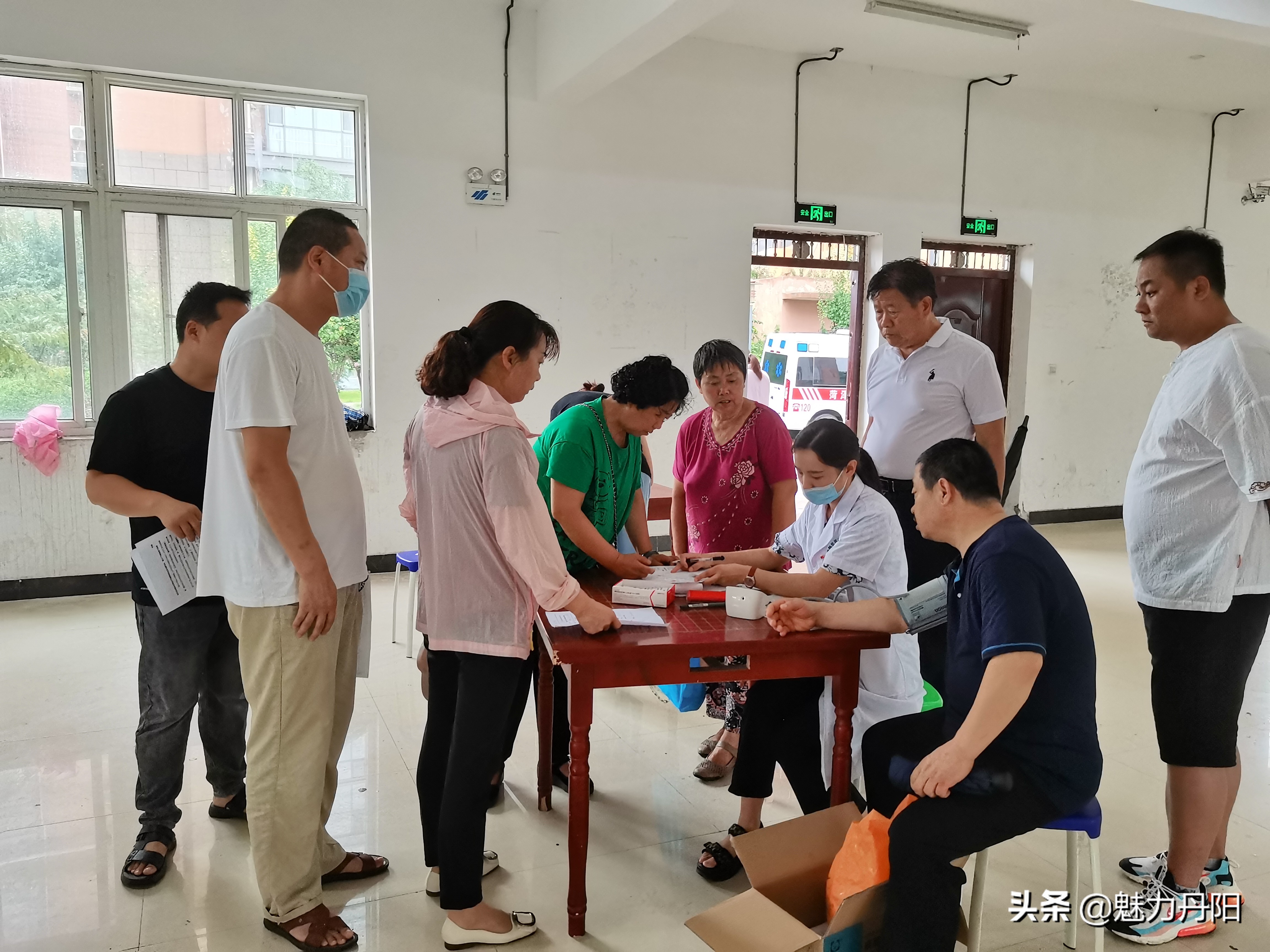 我为群众办实事送温暖进社区活动,我为群众办实事送医下乡