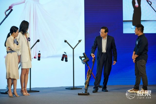 手持吸尘器做家务视频,轻便小巧大吸力吸尘器