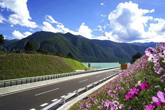 九寨沟高速公路风景,西藏拉林公路夏日美景如画