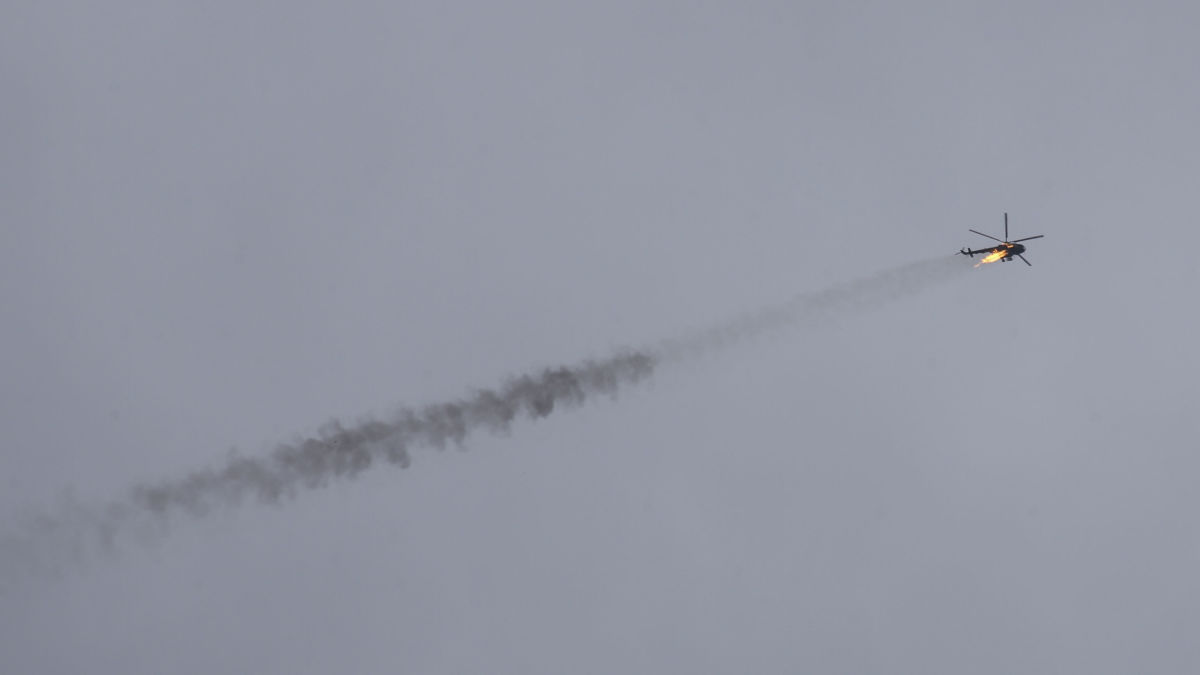 极端武装击落叙利亚直升机视频,叙利亚美军直升机被击落视频