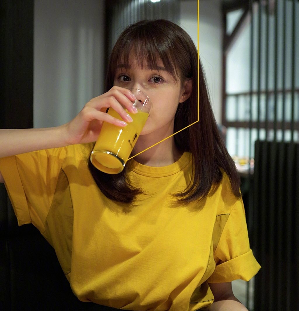 沈梦辰牛仔背带穿出少女感,沈梦辰粉色卫衣配短裤