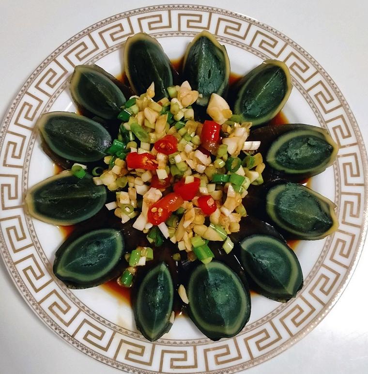 凉拌皮蛋怎么调调料,凉拌皮蛋煮熟有股腥味