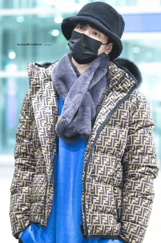 王嘉尔adidas穿搭,王嘉尔mlb老花