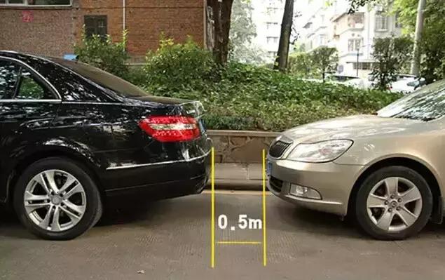 开车如何判断车头与前车距离,开车看不到前车盖怎么判断距离