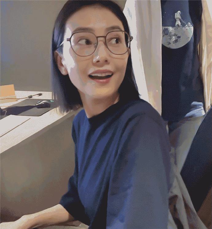 41岁高圆圆穿白裙优雅亮相,41岁高圆圆穿红裙惊艳亮相