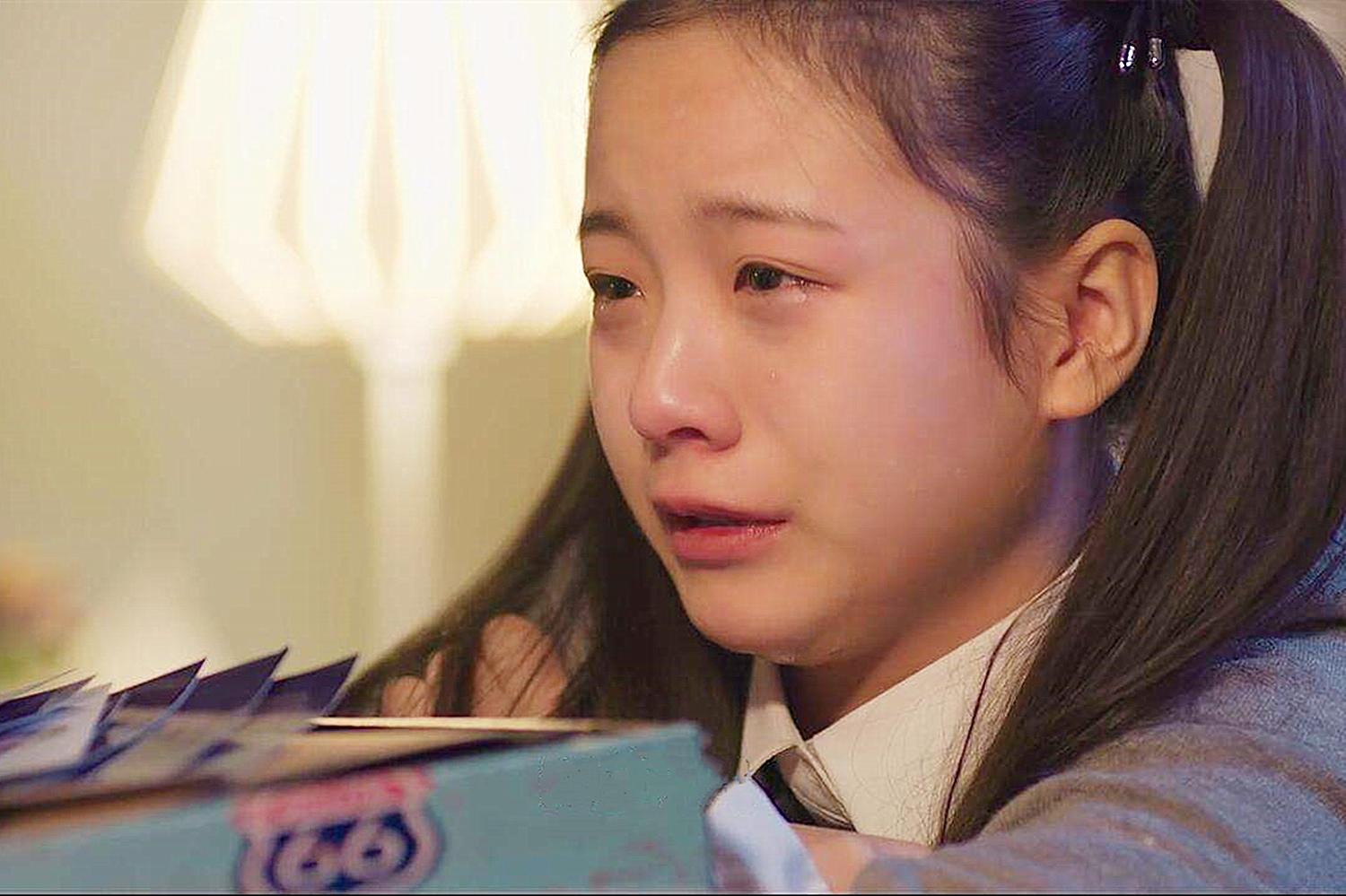 孩子跟妈妈爱哭闹妈妈应该怎么做,孩子跟妈妈在一起容易发脾气