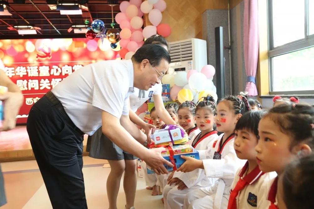 县委书记慰问六一儿童,陕西省教育厅六一慰问