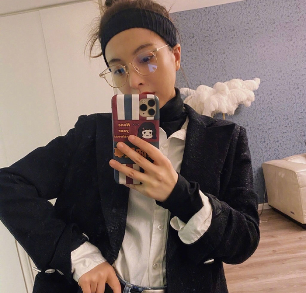 吴昕蓝色针织衫,吴昕穿薄衫裙披小西装