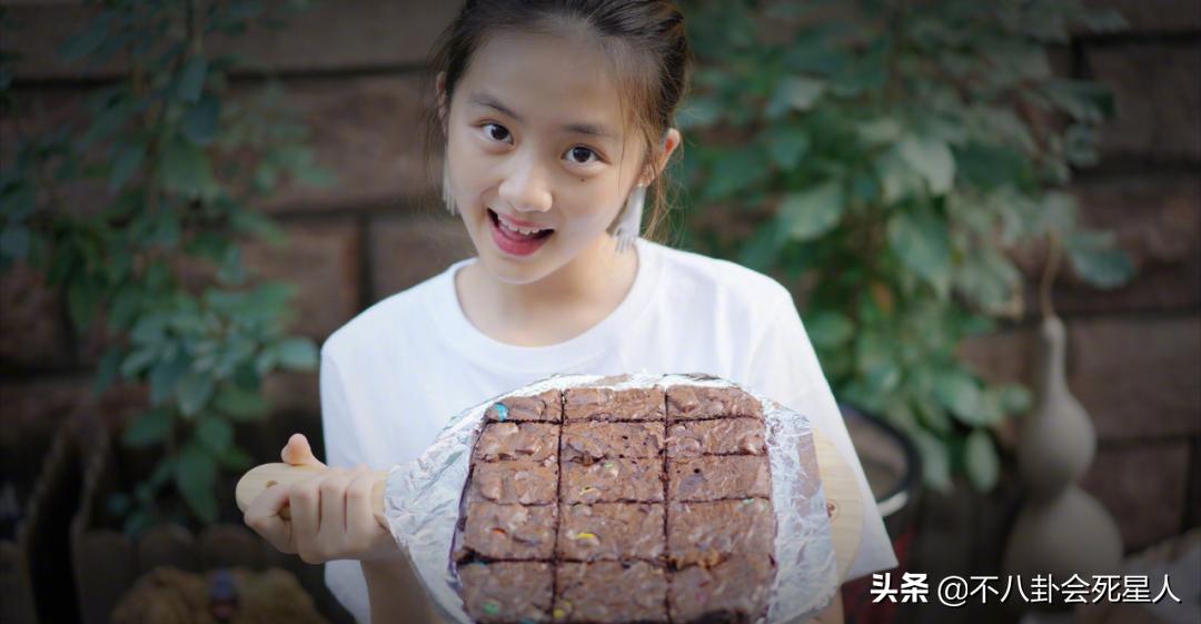 星二代遗传好基因:姚明11岁女儿身高1米8,曹颖的儿子长相帅气