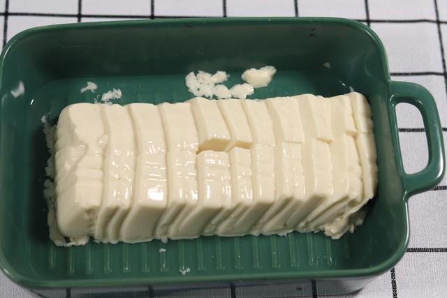 如何巧切皮蛋不粘刀呢,皮蛋豆腐怎么做不出水