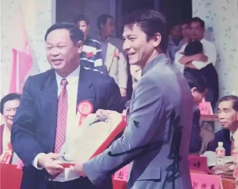 刘德华回乡拜祭祖宗的故事,刘德华回老家认祖归宗争地