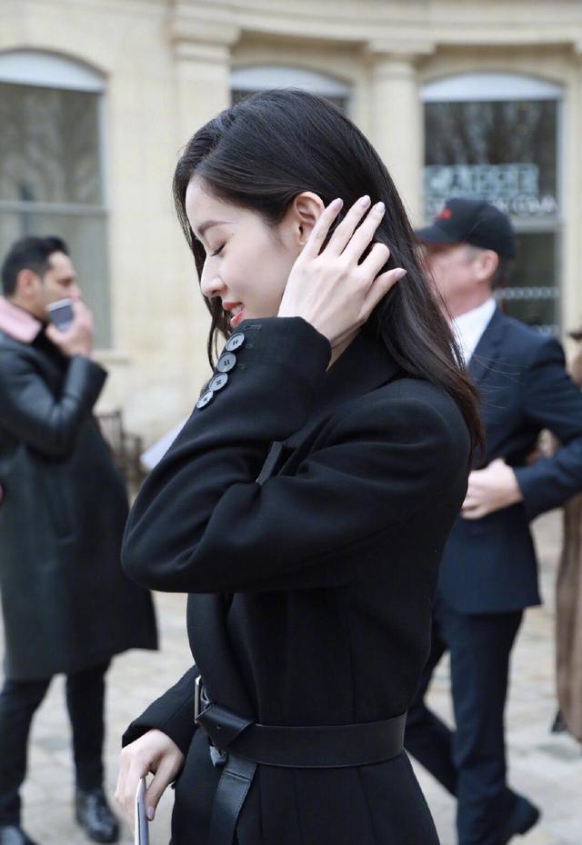 章泽天西装穿搭,章泽天出席晚宴穿金丝绒晚礼服