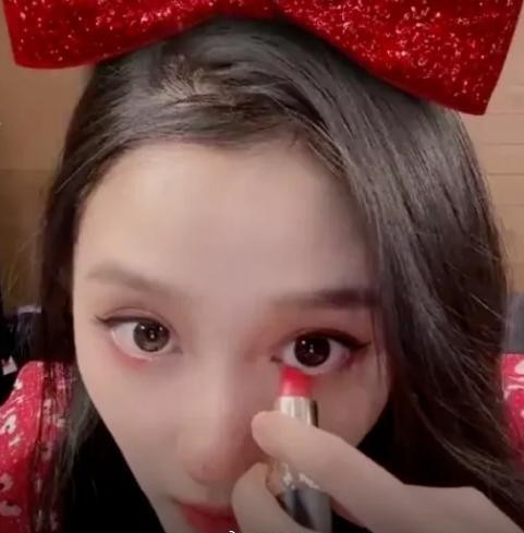 关晓彤亮闪闪的眼妆,关晓彤用口红涂眼妆