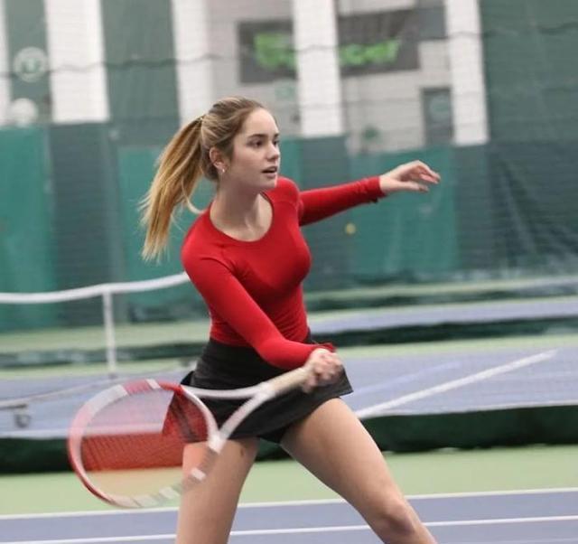 17岁莎拉波娃开始进入巅峰状态,莎拉波娃年轻时打球的图片