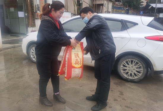 驻村工作队成快递小哥,脱贫攻坚工作队变身