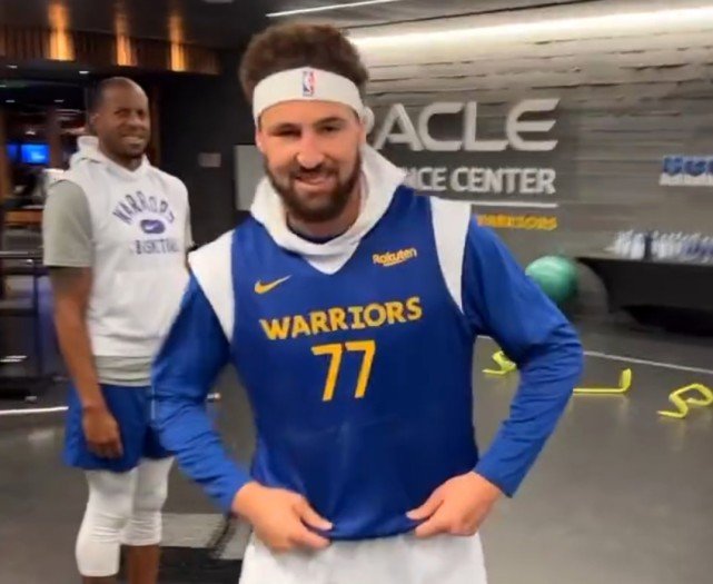 汤普森穿77号球衣东契奇,勇士队汤普森为啥穿77号