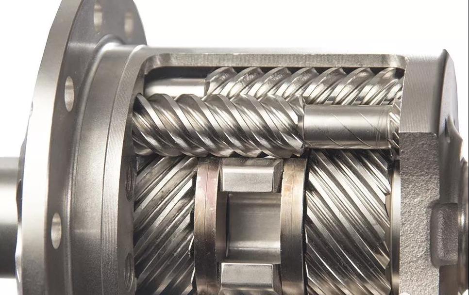 斯巴鲁奥迪三菱雪地四驱对比,斯巴鲁三菱奥迪