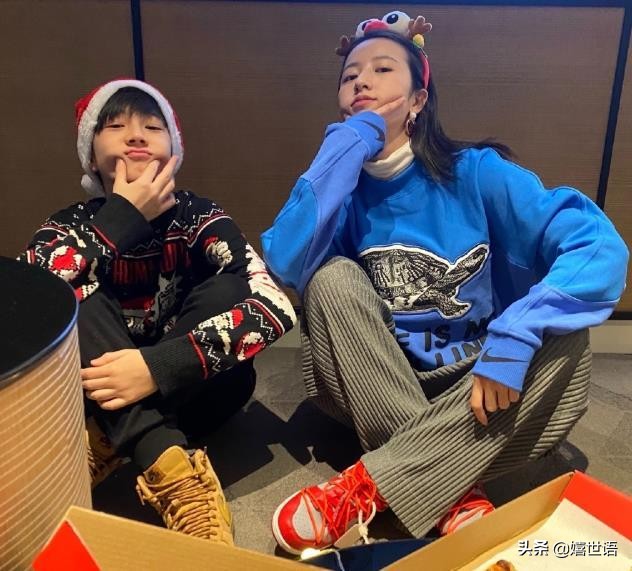 周雨彤穿板鞋图片,周雨彤spell牛仔裤穿搭