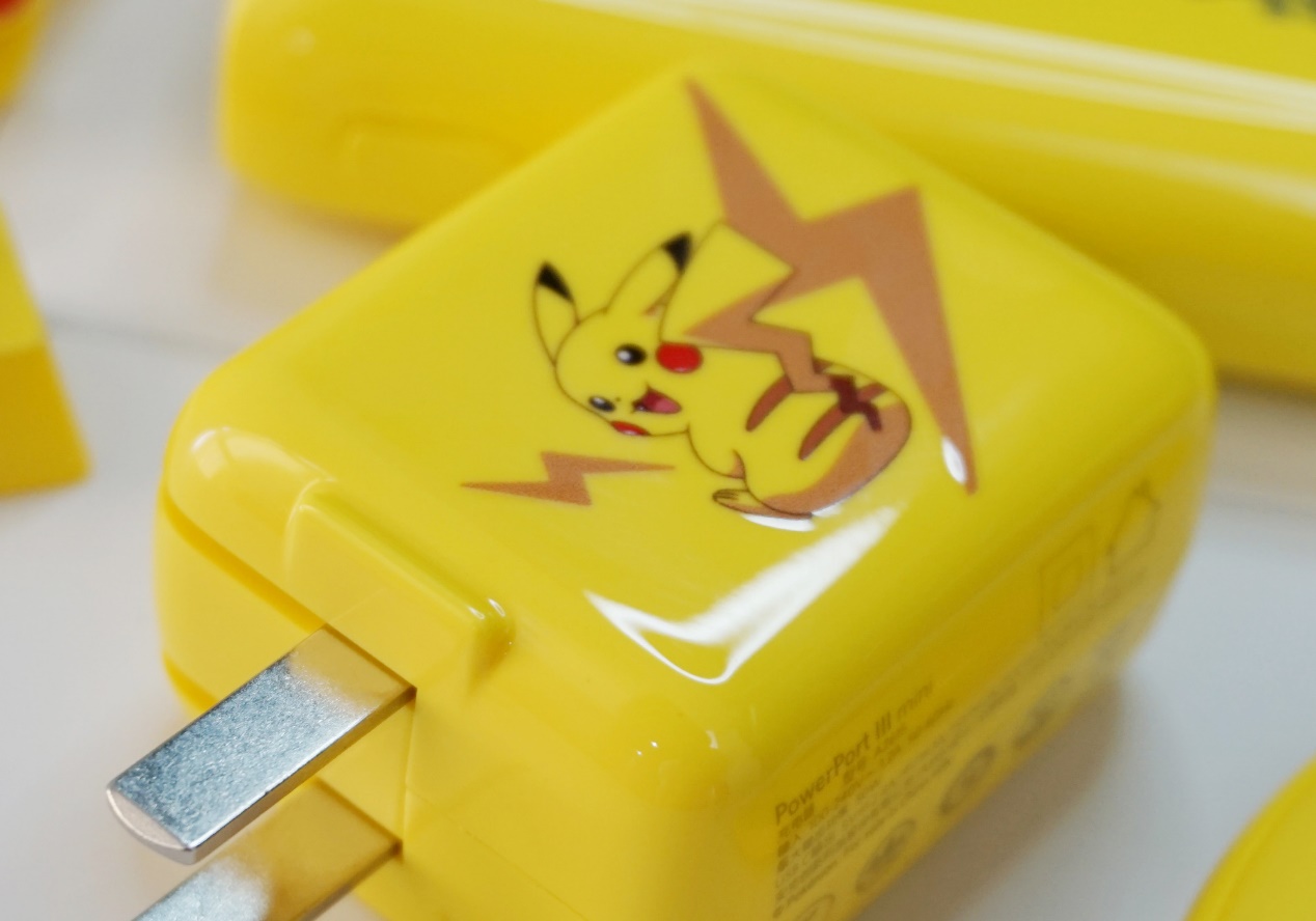 anker哆啦a梦联名款65w,anker新款磁吸底座充电宝测评