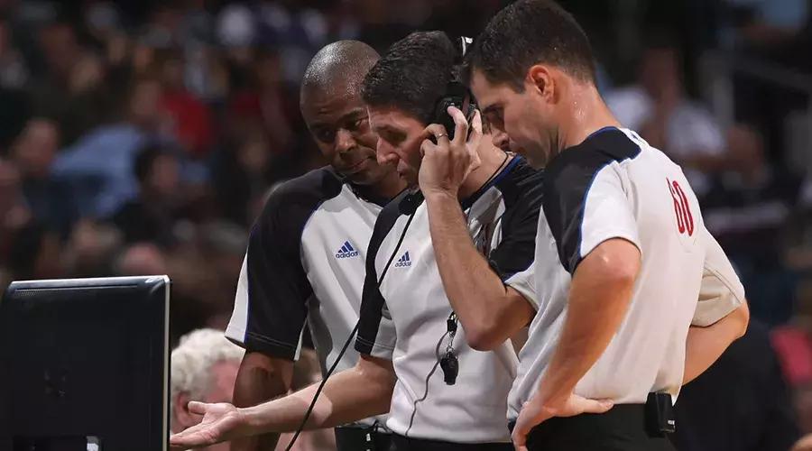 为什么现在都开始抱怨裁判,裁判为什么会变得这么奇怪呢