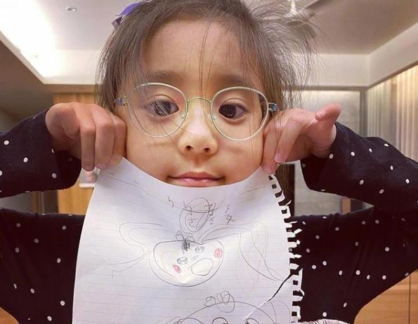 贾静雯心痛发文,5岁女儿被查出先天性弱视,她的忠告值得一看